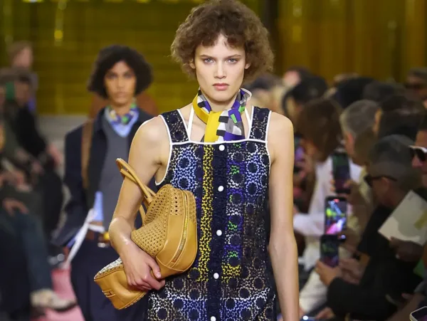 Miu Miu SS26: Η ποδιά γίνεται σύμβολο γυναικείας δύναμης και στιλ