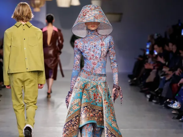 Από τον καναπέ στα catwalks: Όταν η μόδα εμπνέεται από το interior design