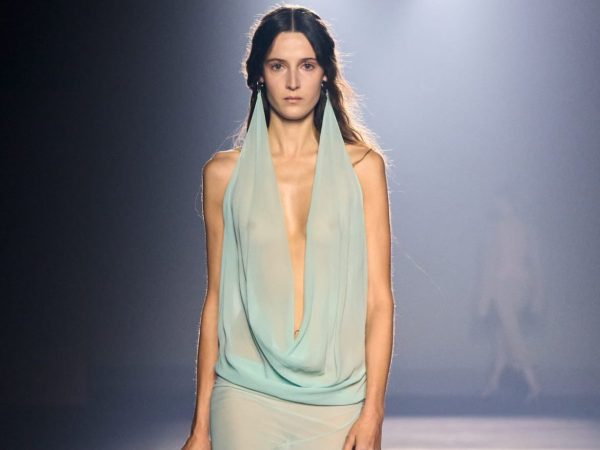 Mugler SS26: Αρχιτεκτονικά σχέδια και δραματικότητα στο ντεμπούτο του Miguel Castro Freitas
