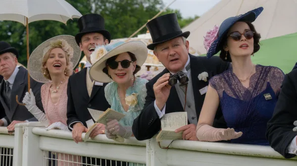 Σκηνή από την ταινία Downton Abbey με ηθοποιούς σε ιπποδρομίες.