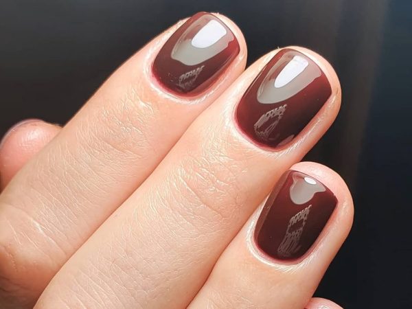 Rum raisin nails: Το trend που δεν μπορείς να αγνοήσεις φέτος