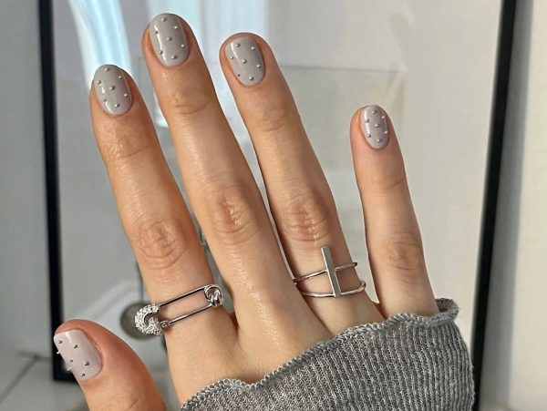 Studded nails: Το chic trend στα νύχια που δίνει χαρακτήρα στα minimal manicure