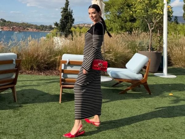Το outfit της Νικολέττας Ράλλη αποδεικνύει ότι το tomato red είναι must-have