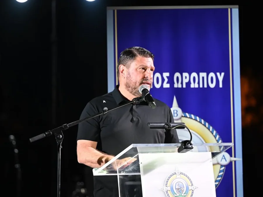 Ο Νίκος Χαρδαλιάς με την κόρη του στην ορκωμοσία της ως δικηγόρος.