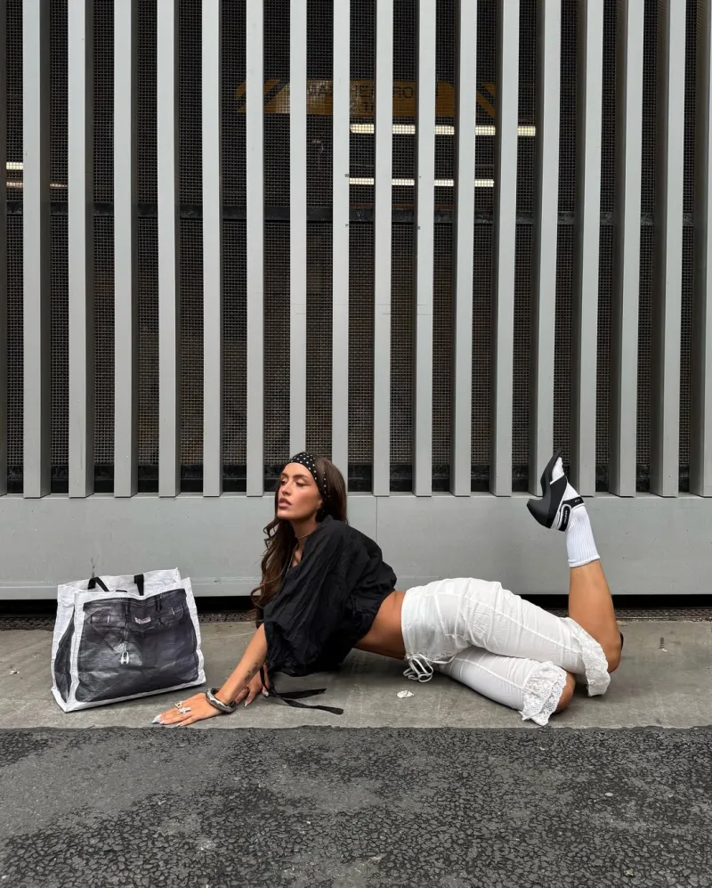 Η Elliee Rob με minimal φθινοπωρινό outfit και attitude, αναδεικνύοντας τις νέες fashion τάσεις.