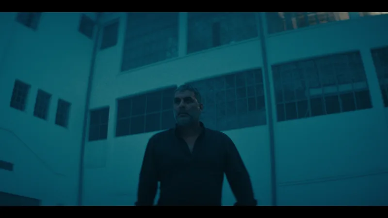 Ο Βασίλης Μπισμπίκης σε πλάνο από το videoclip του τραγουδιού Σπασμένη Φλέβα.