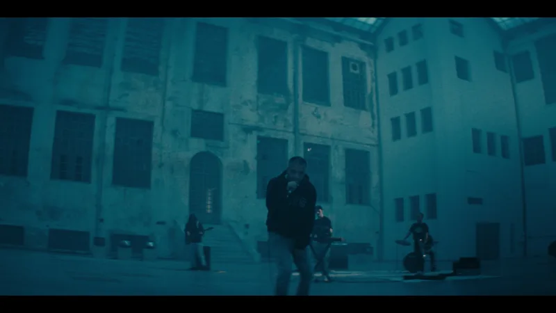 Ο ΛΕΞ και οι Kepler is Free σε βιομηχανικό κτίριο για το video clip Σπασμένη Φλέβα.