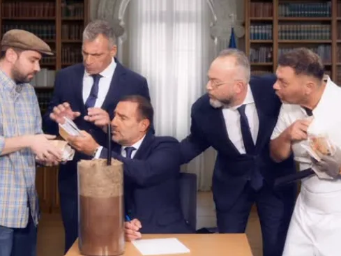 Ο Αντώνης Κανάκης και η ομάδα του Ράδιο Αρβύλα σε σκηνή από το trailer της εκπομπής.