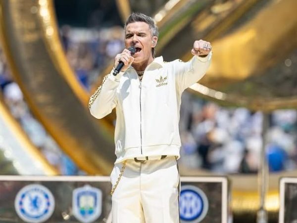 10 πράγματα που μάθαμε από τα lyrics του Robbie Williams για τη ζωή, τον έρωτα και τα μπαρ της Αγγλίας