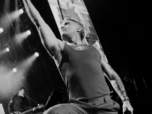 Robbie Williams στο Καλλιμάρμαρο: Ξεσήκωσε το κοινό κάτω από τη βροχή