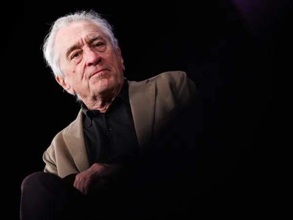 Ο Robert De Niro, ο «girl dad» στα 82 του χρόνια, ποζάρει με το κλασικό του στυλ σε μια ιδιαίτερη φωτογράφιση.