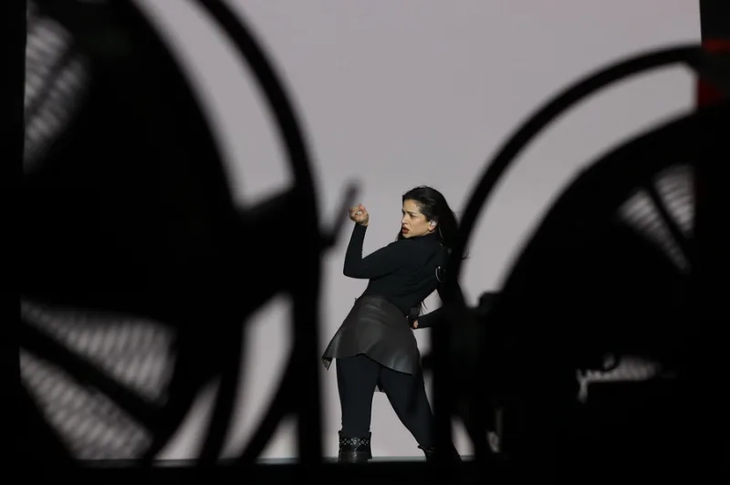 Η Rosalía και η Björk σε κοινή εμφάνιση για την προώθηση του νέου τραγουδιού από το άλμπουμ Lux.