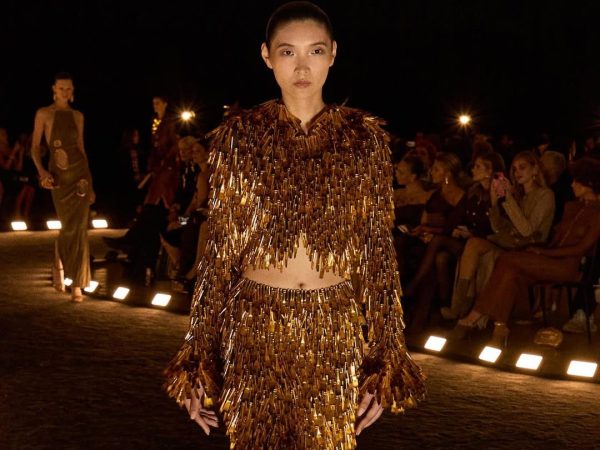 Schiaparelli SS26: Το κοστούμι που δημιουργήθηκε από 6.000 πινέλα