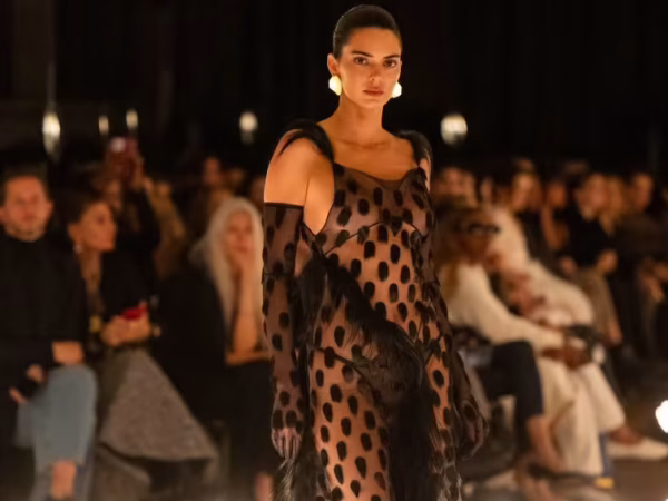Schiaparelli SS 26: Διαφάνειες, ρευστές σιλουέτες και trompe-l’oeil όνειρα