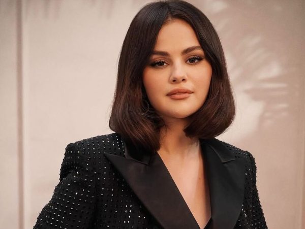 Η Selena Gomez επιστρέφει με νέο single και 80s vibes στο video clip «In the Dark»