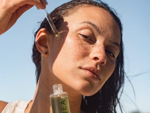 Αζελαϊκό οξύ: Το μυστικό των skincare addicts για την ακμή