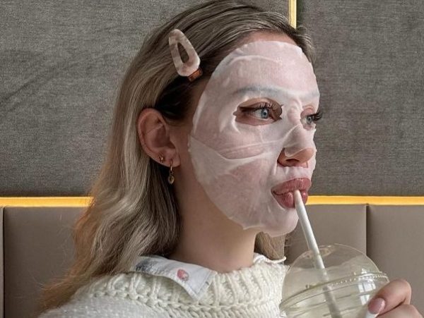 Pimple patches: Tο beauty hack που εξαφανίζει τα σπυράκια μέσα σε μία νύχτα