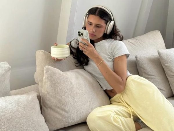 Όταν το stalking πάει σύννεφο: Τα 5 ζώδια που χαζεύουν 24/7 το προφίλ του πρώην