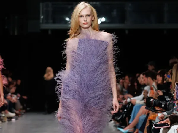 Fevvers: Η Stella McCartney φέρνει την επανάσταση με φυτικά πούπουλα στο catwalk