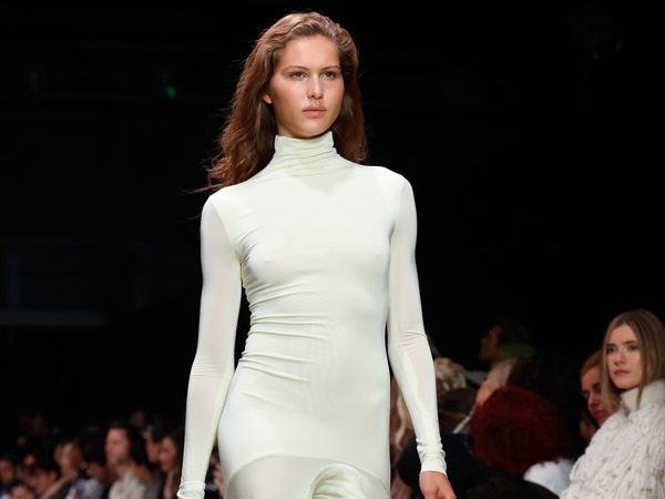 Stella McCartney SS26: Αιχμηρό tailoring, eco-fashion και φουτουριστική θηλυκότητα