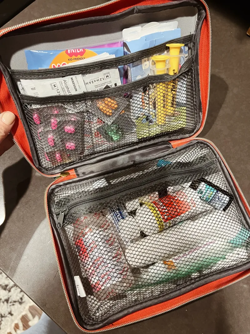 Χειμωνιάτικο kit επιβίωσης με απαραίτητα αντικείμενα για την τσάντα σε κρύες και βροχερές μέρες.
