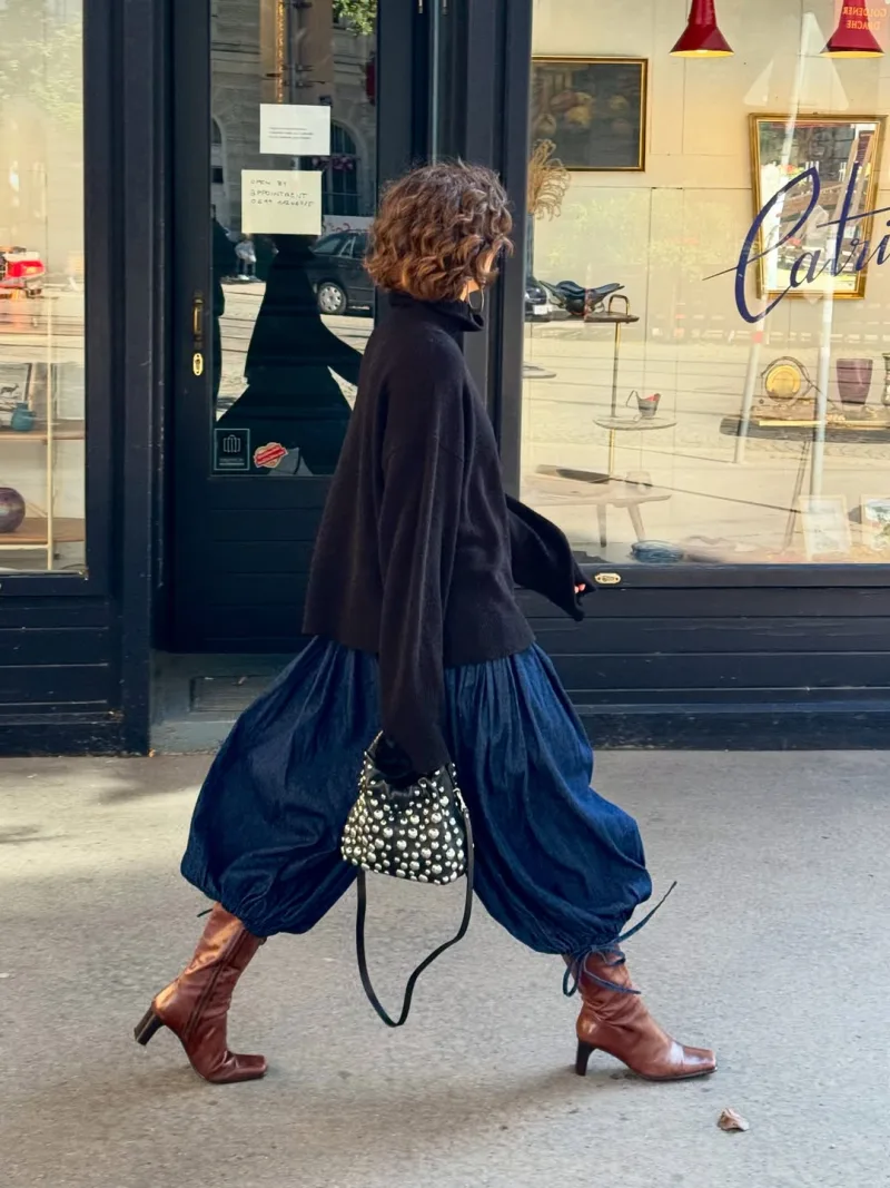 Minimalist φθινοπωρινό outfit με layering και αξεσουάρ από το προφίλ της Quida στο Instagram.