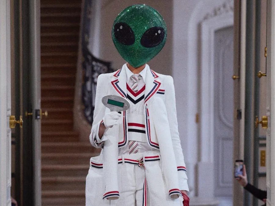 Μοντέλο με δημιουργία Thom Browne SS26 από την Εβδομάδα Μόδας Παρισιού με εξωγήινη φαντασία και tailoring.