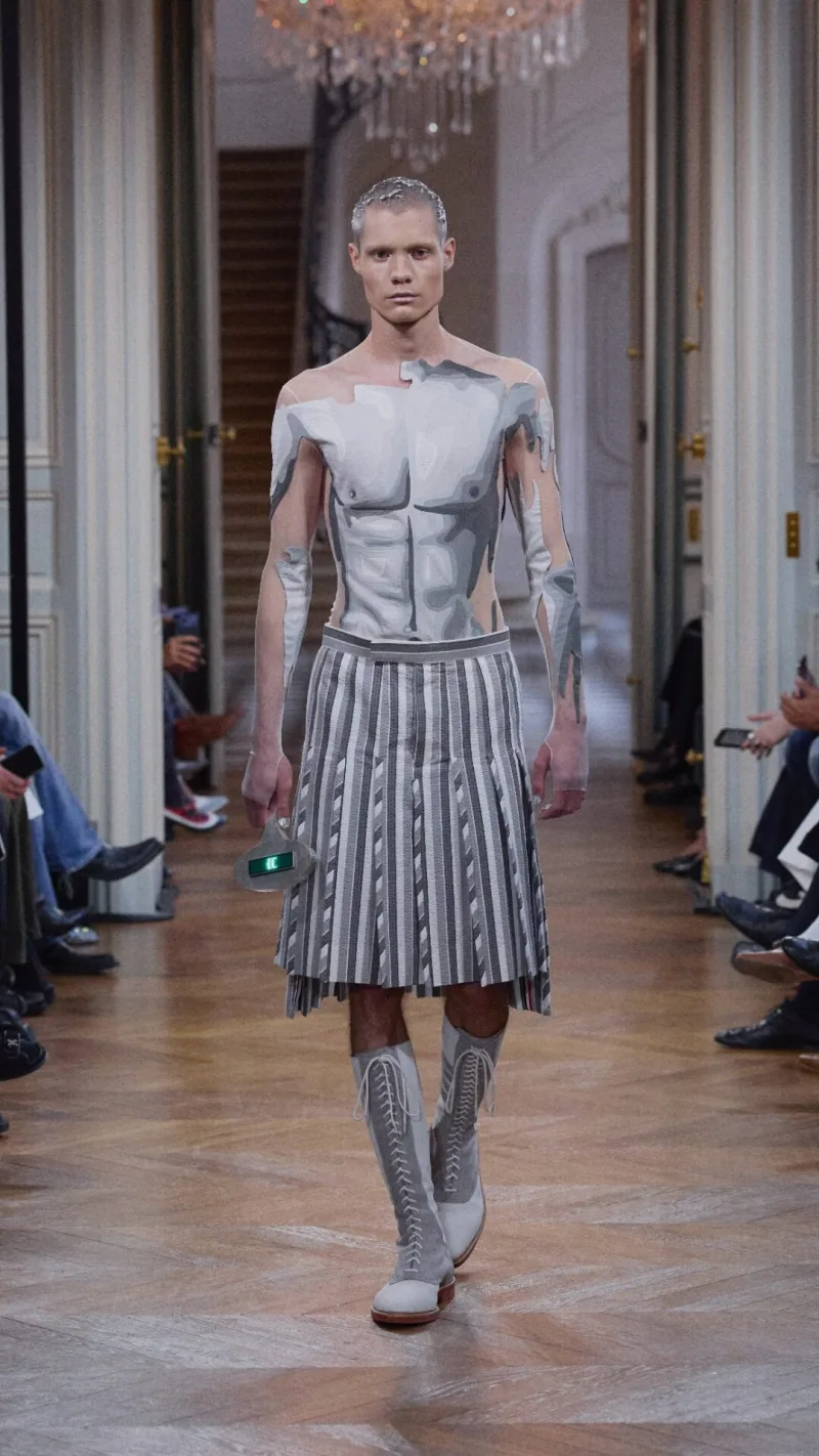 Μοντέλο με δημιουργία Thom Browne SS26 από την Εβδομάδα Μόδας Παρισιού με εξωγήινη φαντασία και tailoring.