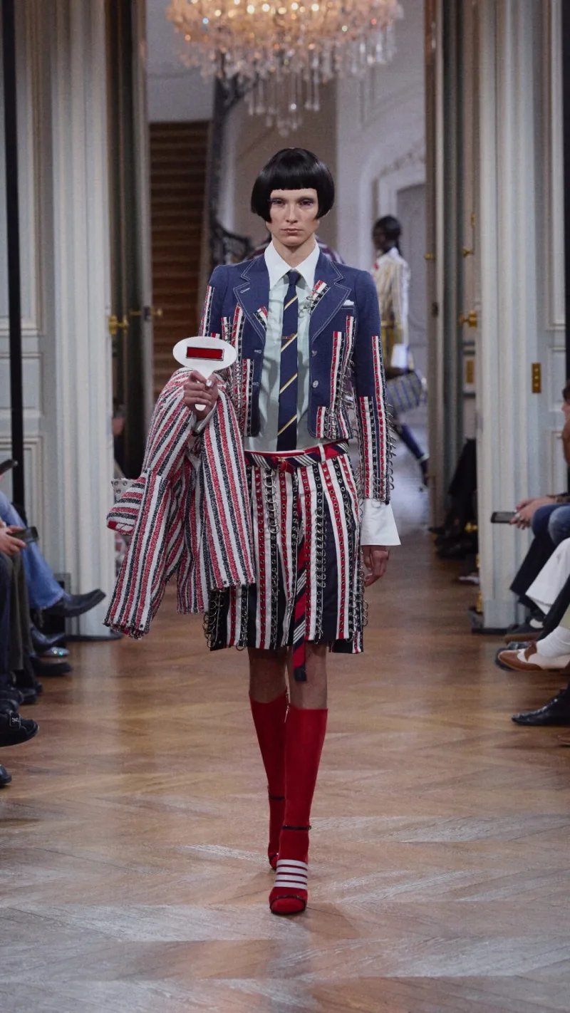 Μοντέλο με δημιουργία Thom Browne SS26 από την Εβδομάδα Μόδας Παρισιού με θέμα το διάστημα.