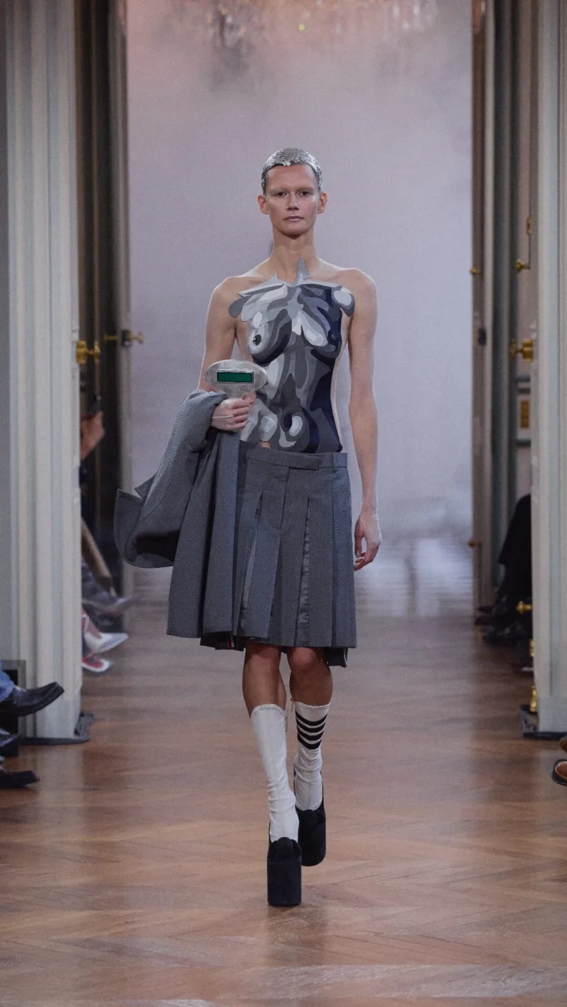 Μοντέλο με δημιουργία Thom Browne SS26 από την Εβδομάδα Μόδας Παρισιού με εξωγήινη φαντασία και tailoring.