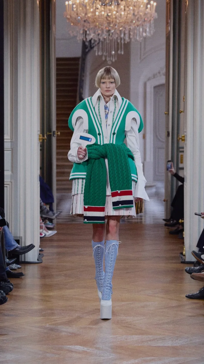 Μοντέλο με δημιουργία Thom Browne SS26 από τη συλλογή με εξωγήινη φαντασία στην Εβδομάδα Μόδας Παρισιού.