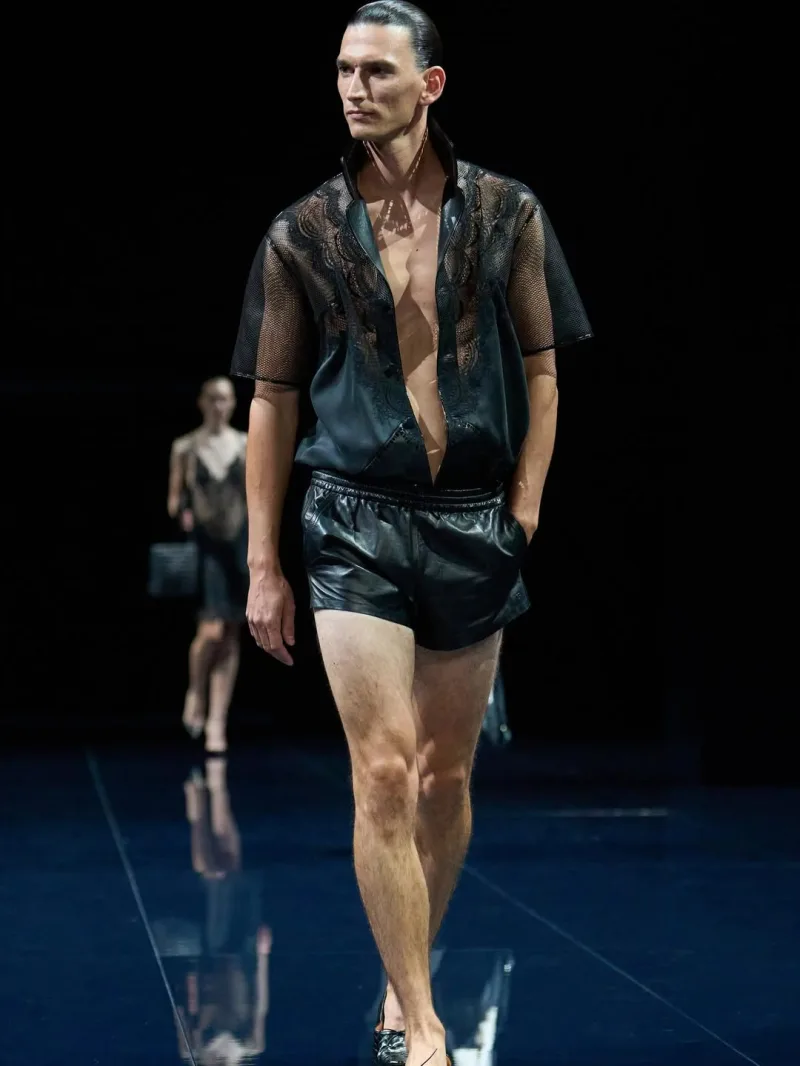 Μοντέλο στην πασαρέλα για τη συλλογή SS26 του Haider Ackermann για τον Tom Ford.