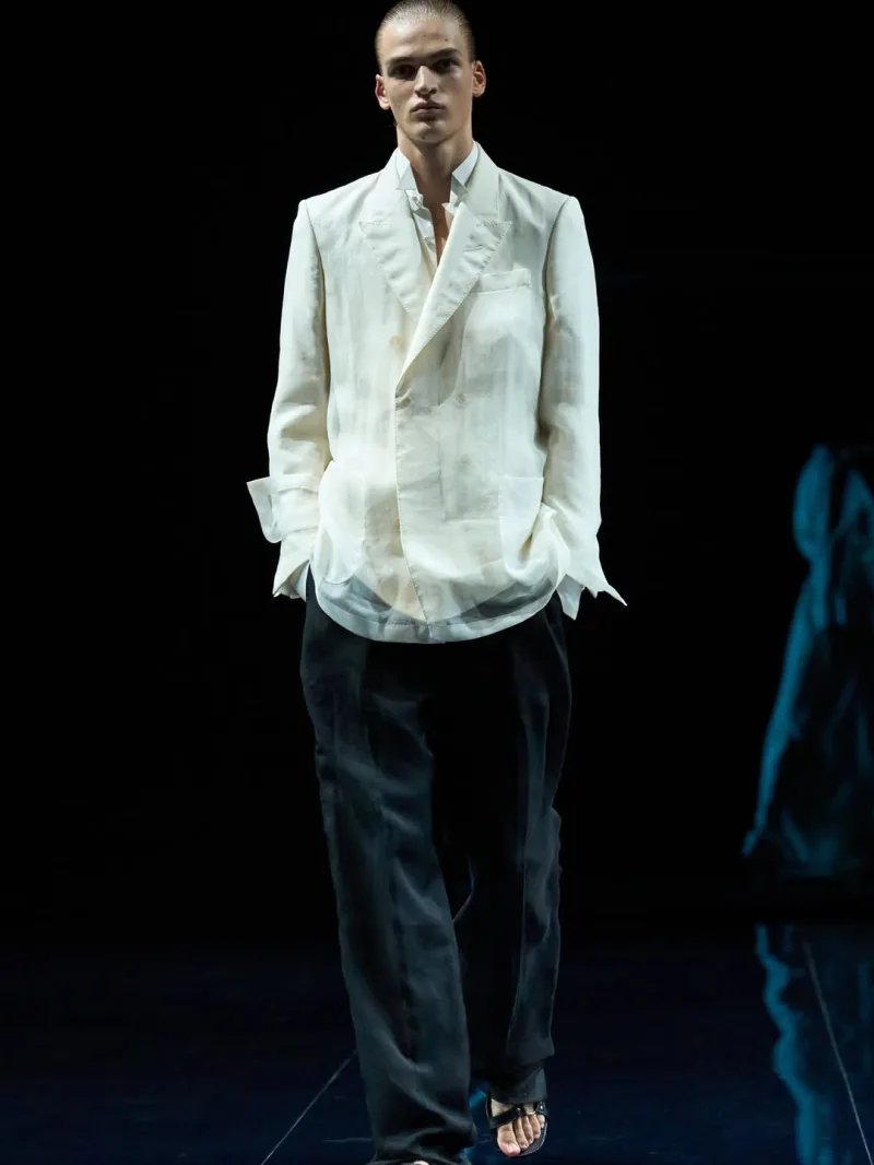 Μοντέλο στην πασαρέλα για τη συλλογή SS26 του Haider Ackermann για τον οίκο Tom Ford στην Εβδομάδα Μόδας.