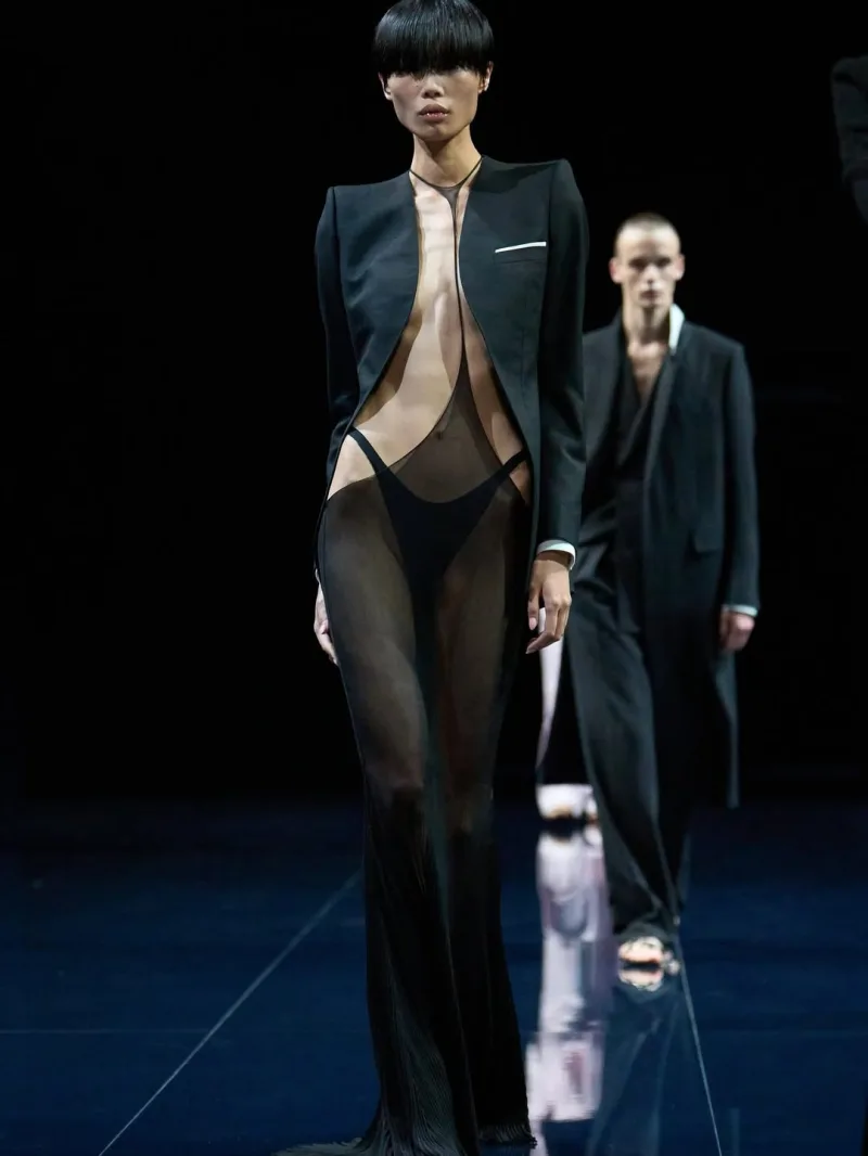 Μοντέλο στην πασαρέλα για τη συλλογή SS26 του Haider Ackermann για τον Tom Ford.