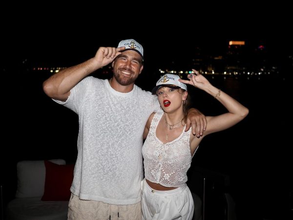 Taylor Swift: Η ερωτική εξομολόγηση στον Travis Kelce μέσα από το «The Life of a Showgirl»