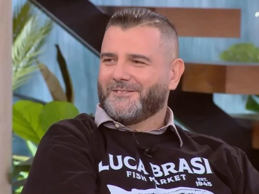 Ο Βαγγέλης Σερίφης σε τηλεοπτική εκπομπή.