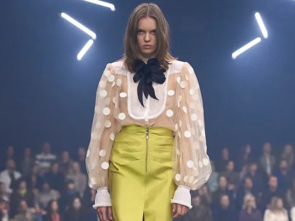 Valentino-Celine: Από τα φαντασμαγορικά florals στην μινιμαλιστική κομψότητα της άνοιξης 2026
