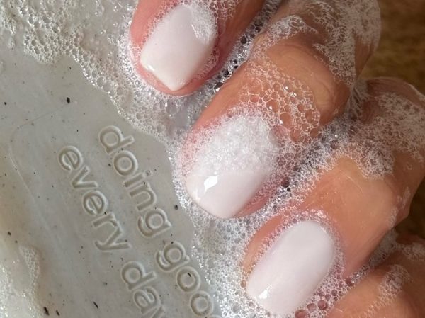 Vanilla glass nails: Το μανικιούρ που θα αγαπήσεις αυτό το φθινόπωρο