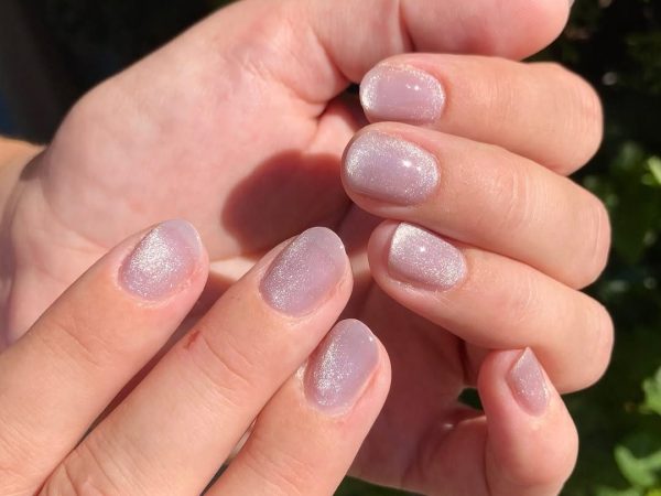 Κοντά νύχια με attitude: Πώς τα velvet nails αλλάζουν το παιχνίδι του μανικιούρ