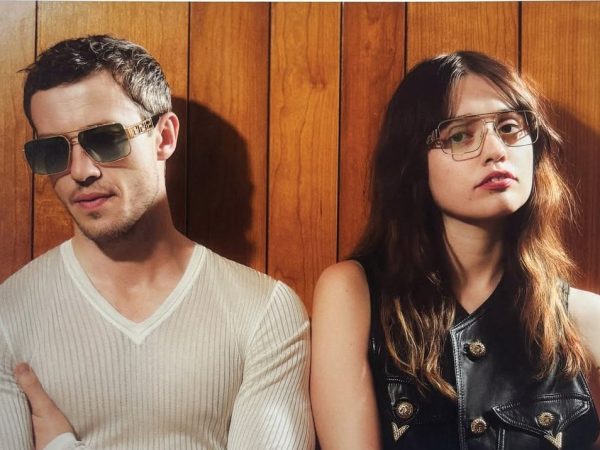 Ο Joseph Quinn και η Aimee Lou Wood πρωταγωνιστούν στη νέα καμπάνια του οίκου Versace