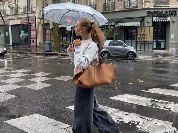 Με αυτά τα tips κατά του φριζαρίσματος τα μαλλιά σου θα αγαπήσουν τη βροχή όσο εσύ