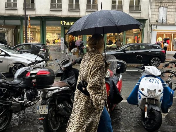 Έπιασε βροχή; 4 outfits που θα σε κρατήσουν κομψή όσο και αν βρέξει