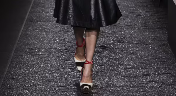 Heelless wedges: Tο trend που αλλάζει τα δεδομένα στη μόδα του 2025