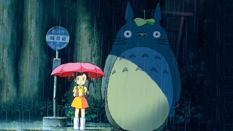 Σκηνή από την ταινία κινουμένων σχεδίων My Neighbor Totoro με ένα κορίτσι και ένα μεγάλο πλάσμα στη βροχή.