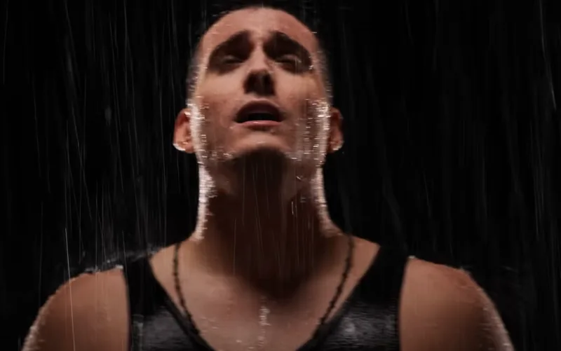 Ο Γιώργος Κακοσαίος κάτω από τη βροχή στο videoclip του τραγουδιού Ούτε Εχθροί Ούτε Φίλοι.