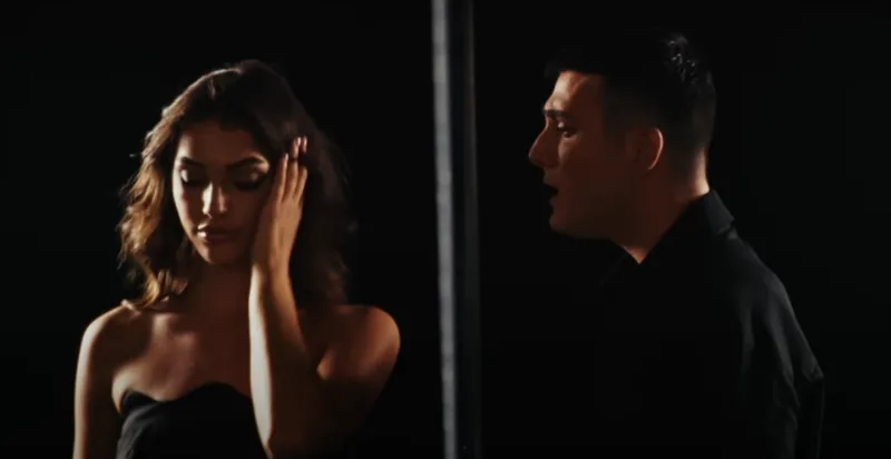 Ο Γιώργος Κακοσαίος σε σκηνή από το videoclip του τραγουδιού Ούτε Εχθροί Ούτε Φίλοι.