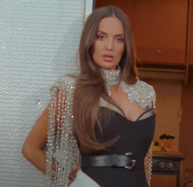 Η Ρία Ελληνίδου σε πλάνο από το videoclip του τραγουδιού Αλλού Γι’ Αλλού.