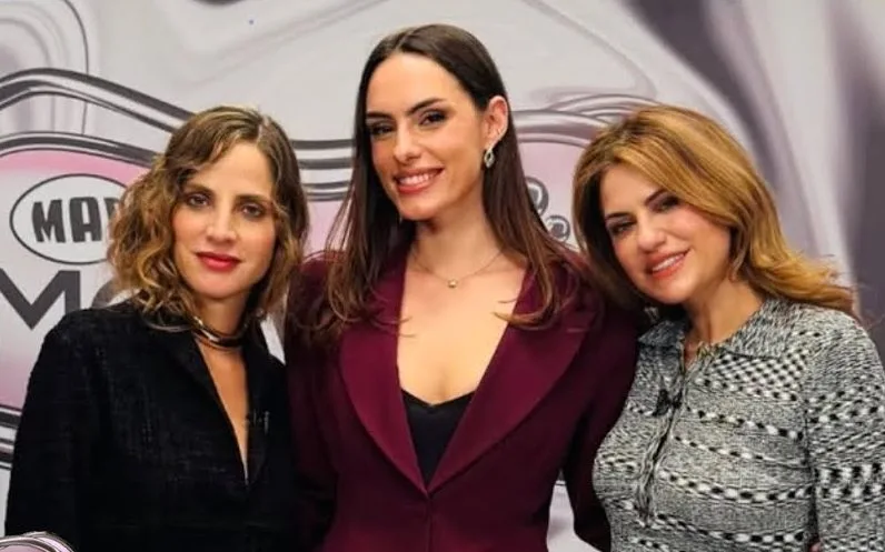 Η Όλγα Ντάλλα με δύο γυναίκες στο πλατό του MadWalk TV.