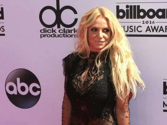 Η Britney Spears ποζάρει στο κόκκινο χαλί των Billboard Music Awards 2016, επιδεικνύοντας τις ηχηρές κινήσεις της στη μουσική βιομηχανία.