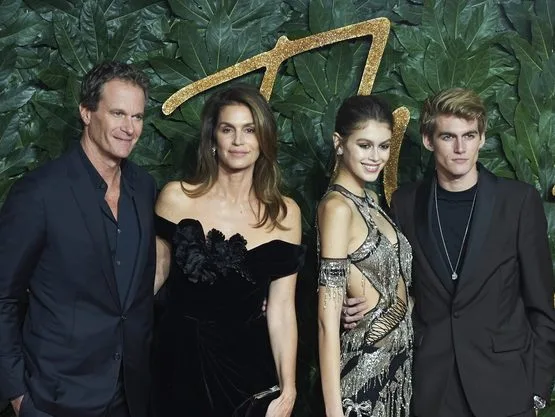 Η Cindy Crawford και η κόρη της Kaia Gerber σε κοινή τους εμφάνιση.